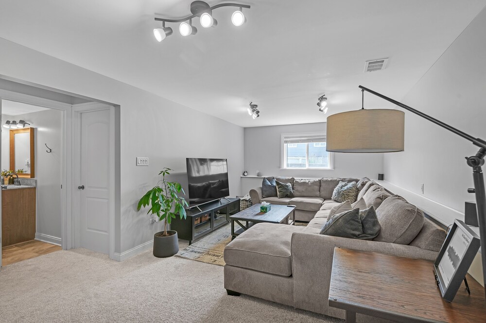 Modern Retreat With Private Pool & Yard 3 Bedroom Home