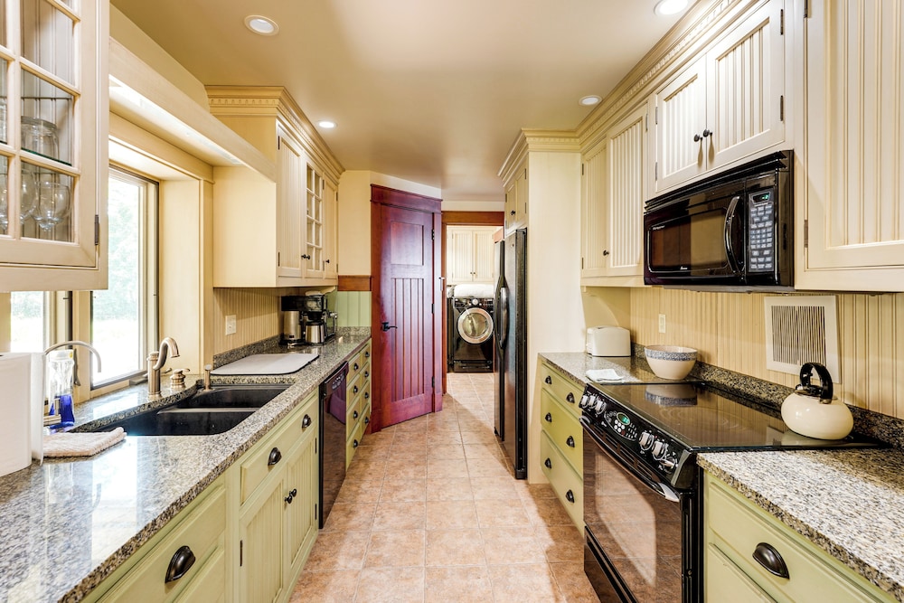 Hamlin Lake Retreat: Spacious Stay for Groups!