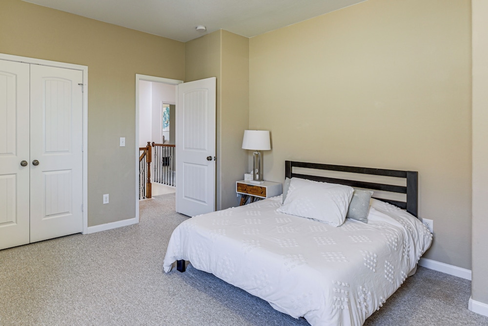 5 Mi to Lake Travis: Pet-friendly Home w/ Yard!
