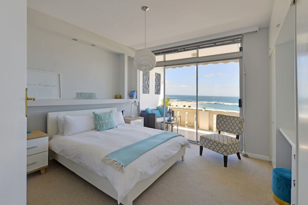 Top-floor 2-bed Beachfront Sunny Camps Bay Views
