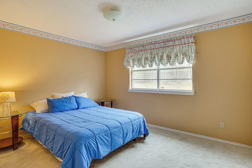 Karaoke Ready! Fort Worth Area Home w/ Pool