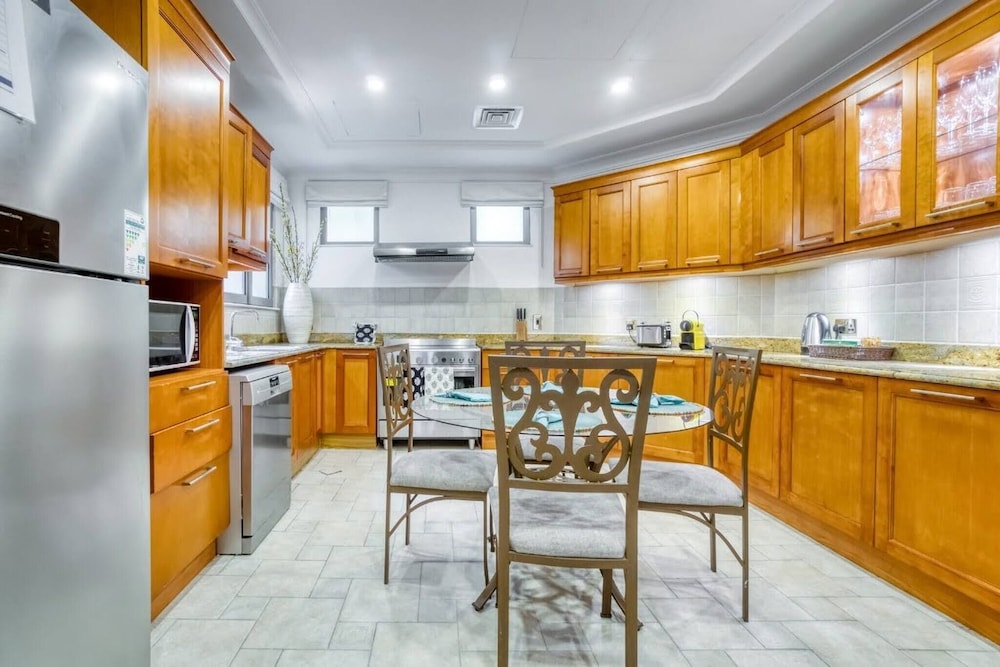 Private 5 Bedrooms Villa With Pool