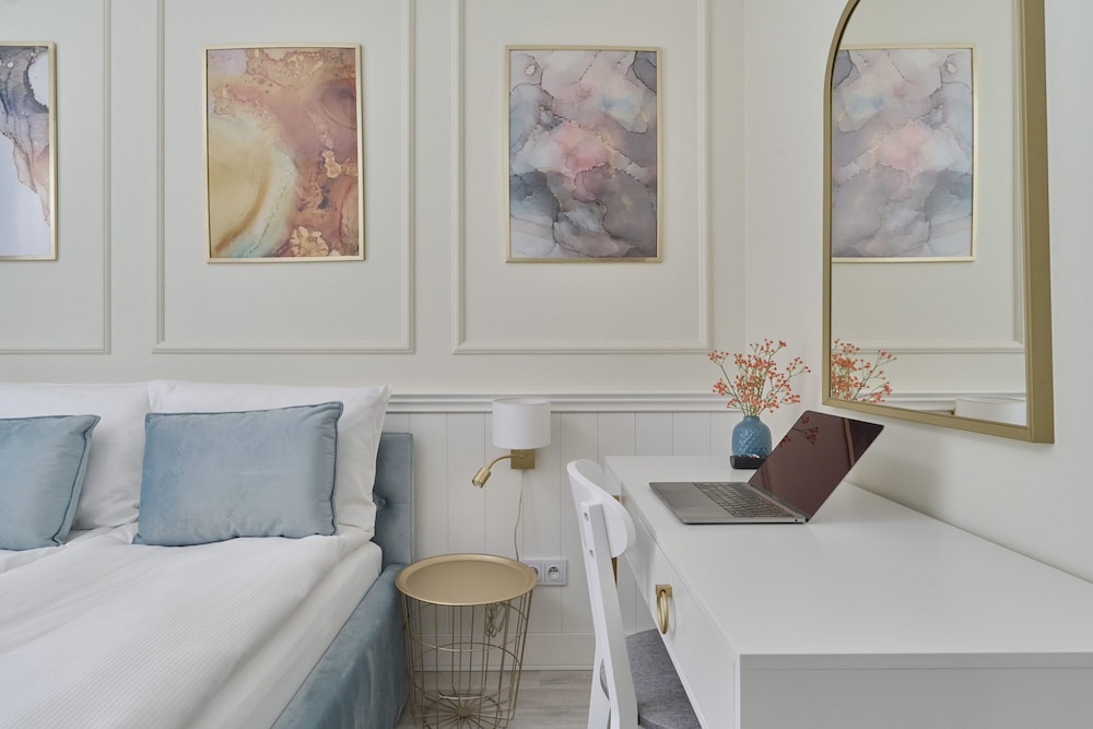 Floral Apartment Nyska by Renters