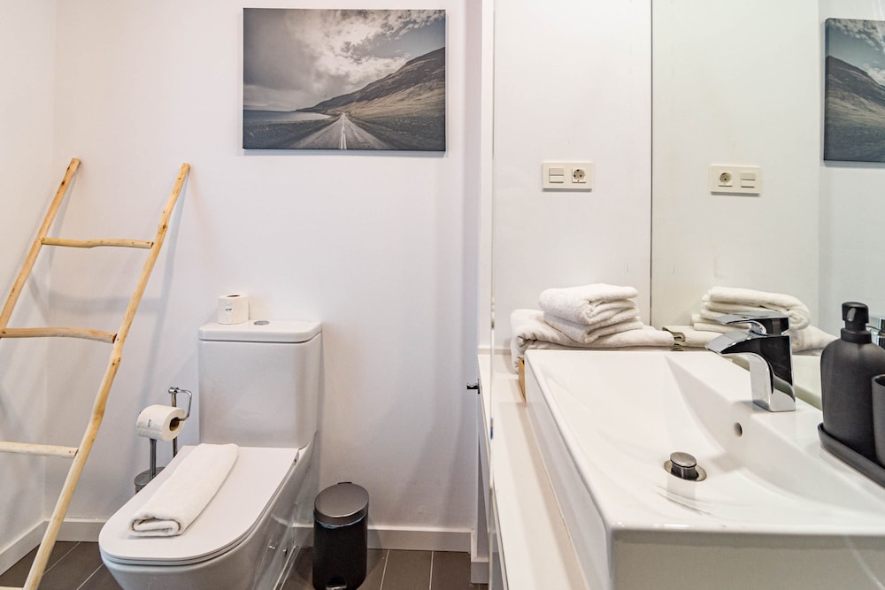 OV2 1B - Bright and Modern 3 Bedroom Apartment