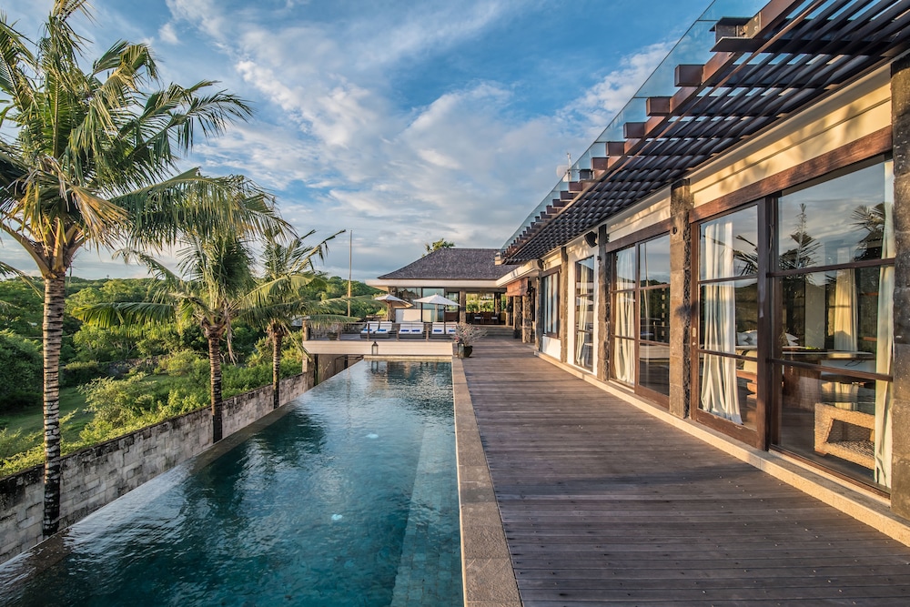 Absolute Cliff Front Pandawa Beach Villa