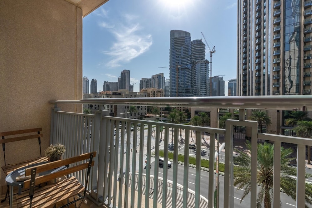Stylish Studio Apartment w/ Patio, Downtown Dubai