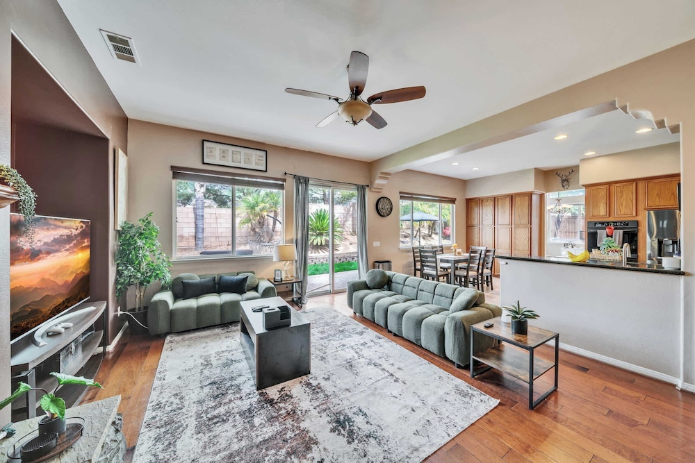 Spacious Golf Course Retreat - w/ Modern Kitchen