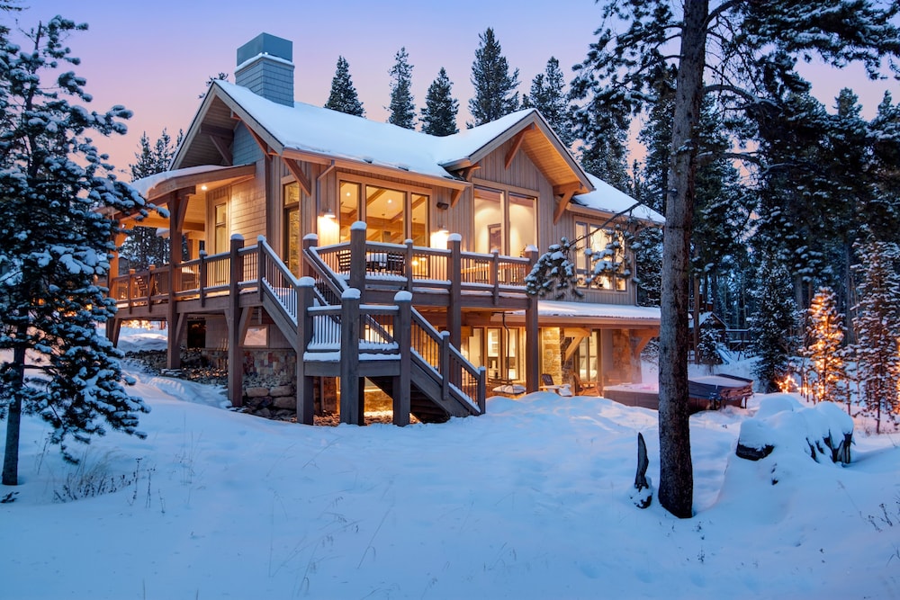 Sunrise Ski Haus 4 Bedroom Home by RedAwning
