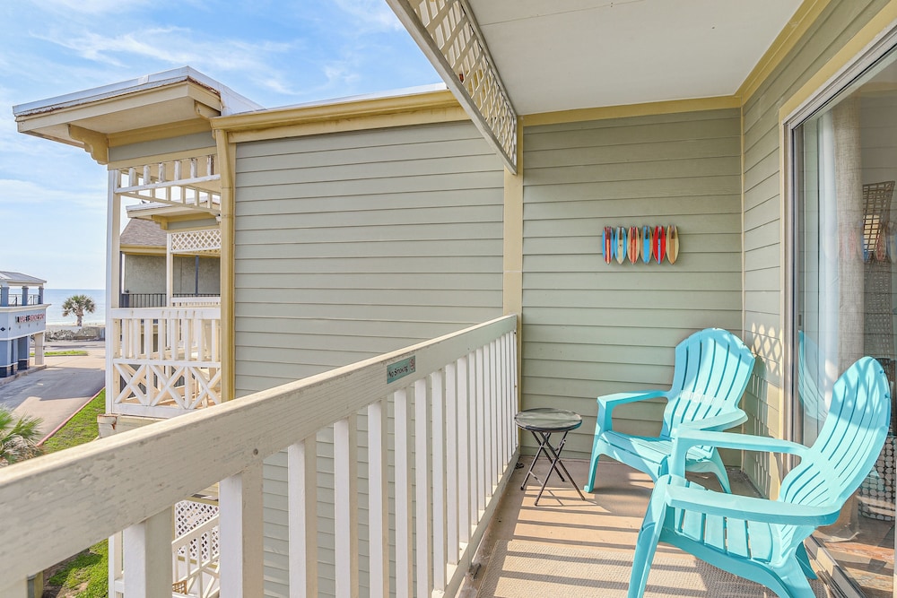Pool & Hot Tub Access: Beachside Galveston Condo!