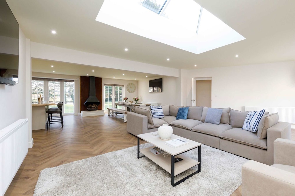 Beautiful 4-bed Close to South Downs Goodwood