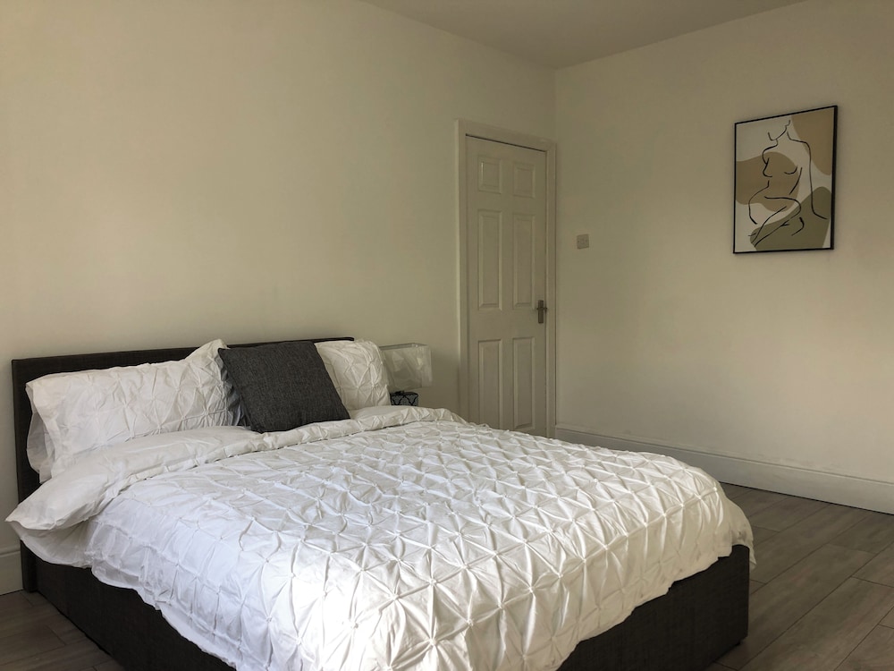Immaculate 3-bed House in Nottingham view 2