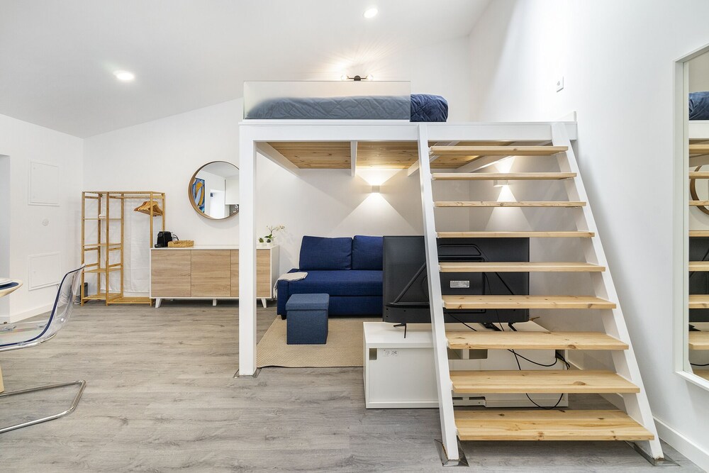 Urban Escape: 1-Br W/Mezzanine Near Campo Ourique