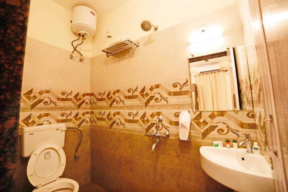 Sada Shiv Guest House near Ganga river