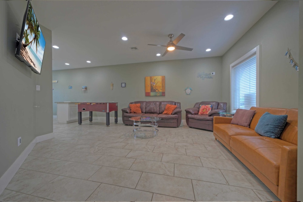 Ridley Retreat Community Pool, Mins to the Beach Corpus Christi + Port A
