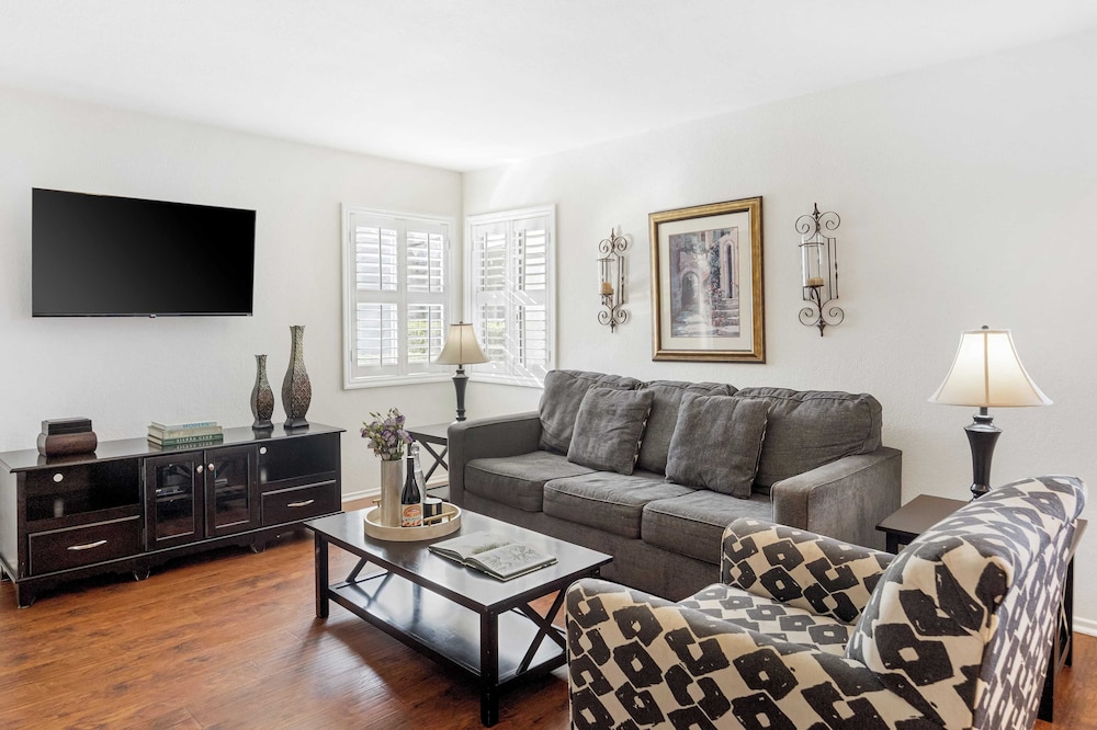 Coastal Retreat With Pool, Hot Tub, BBQ Patio & Minutes to Dana Point Harbor, Monarch Beach, Laguna Beach & Golf Courses Ritz Pointe Condo