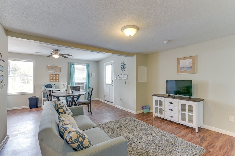 Walk to Beach: Cozy Unit in Galveston!