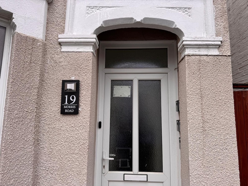 Central 4 Bed House - Sleeps 8 & Free Parking