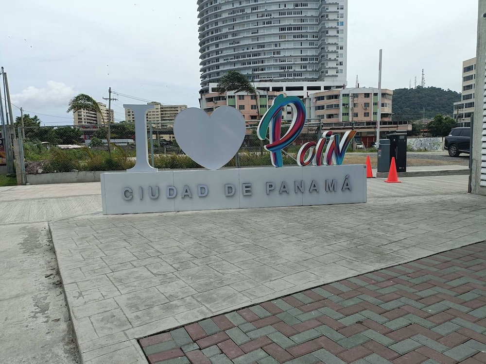 Oceanfront Designer Apartment PH The Sands, Next to Hilton