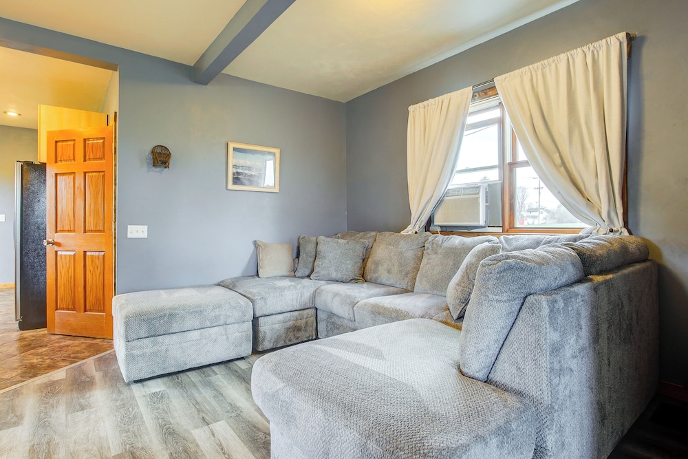 Algoma Retreat: Near Beach, Game Room, Yard