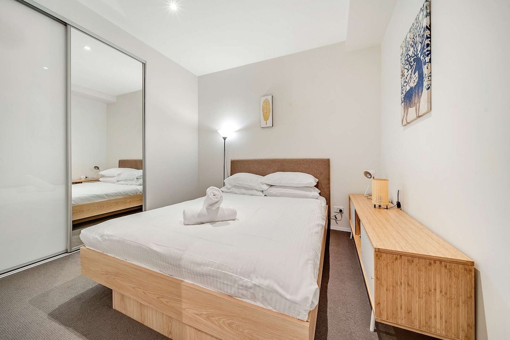 Canberra Lakefront 2-bed With Pool,