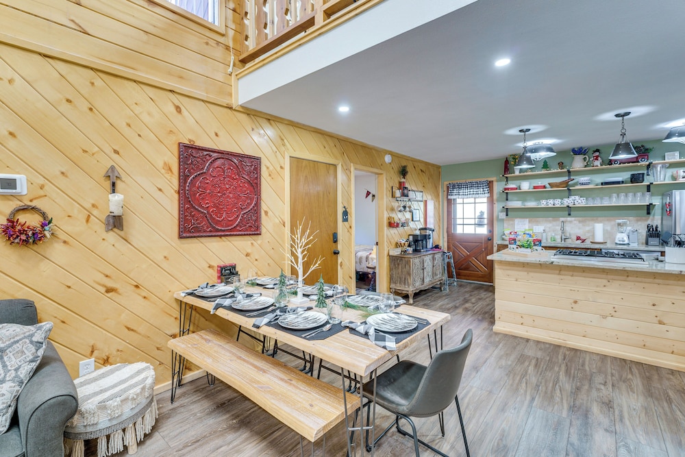 < 1 Mi to Skiing: Family-friendly Red River Haven