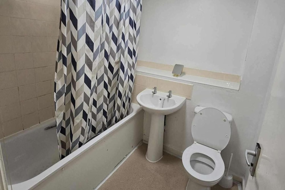 3 Bed House- Sleeps 6 - Parking - Wifi