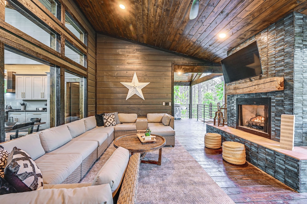 Luxe Broken Bow Vacation Rental: Hot Tub & Pets OK
