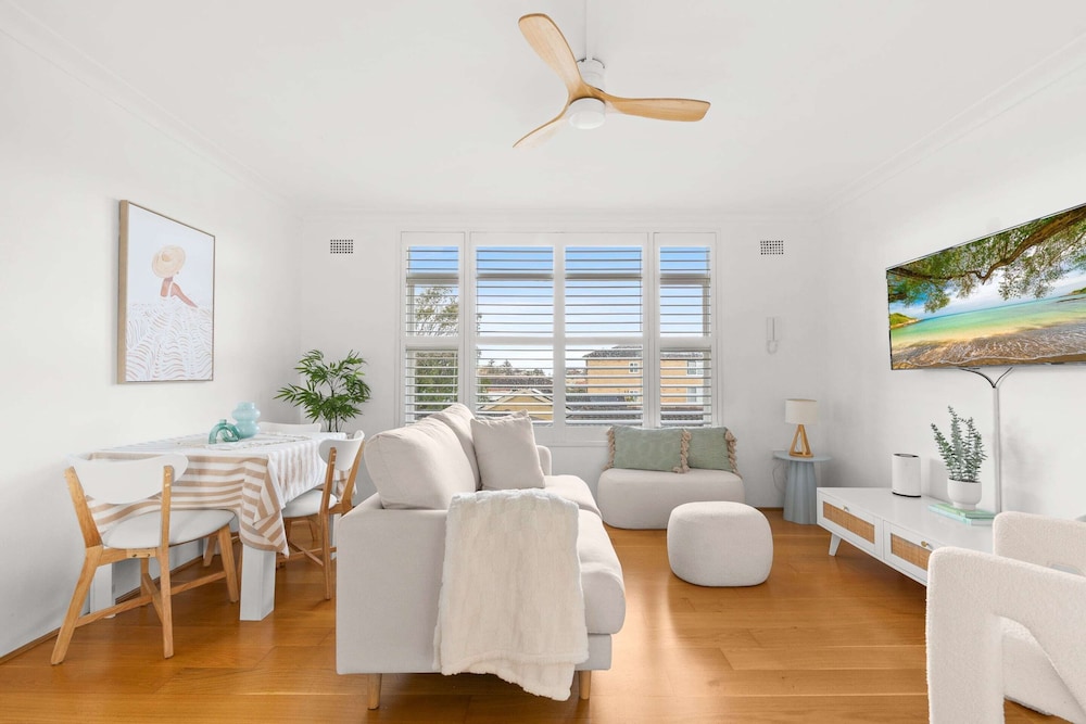 Bright 2-bed Flat With Balcony in Vaucluse