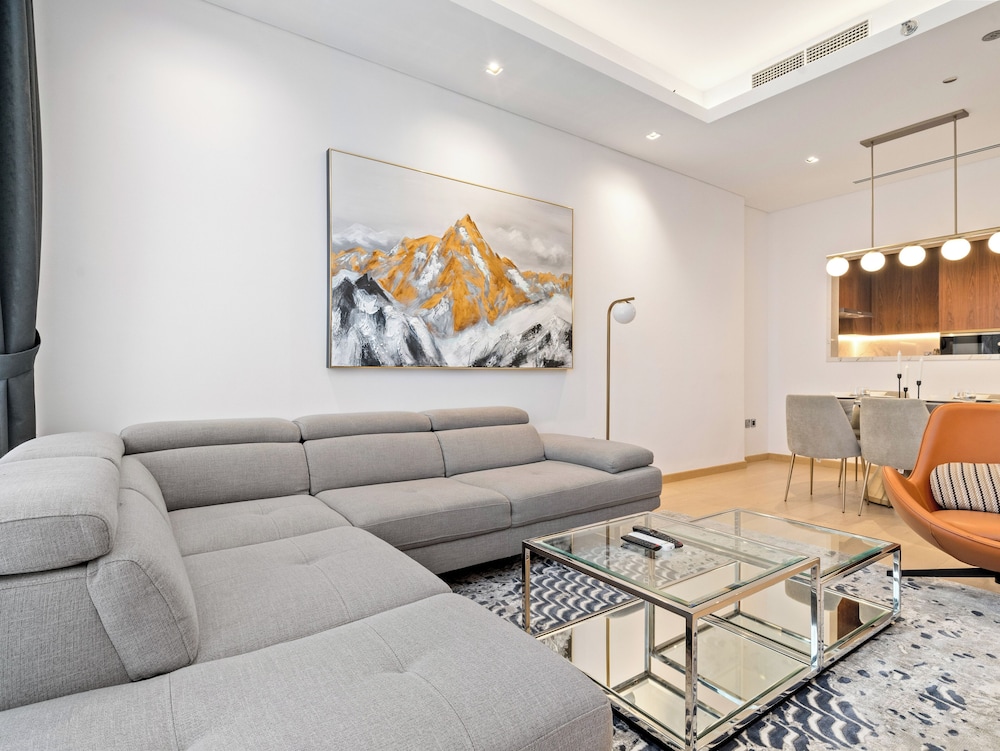 Elegant Apartment Amidst Vibrant Area with Balcony