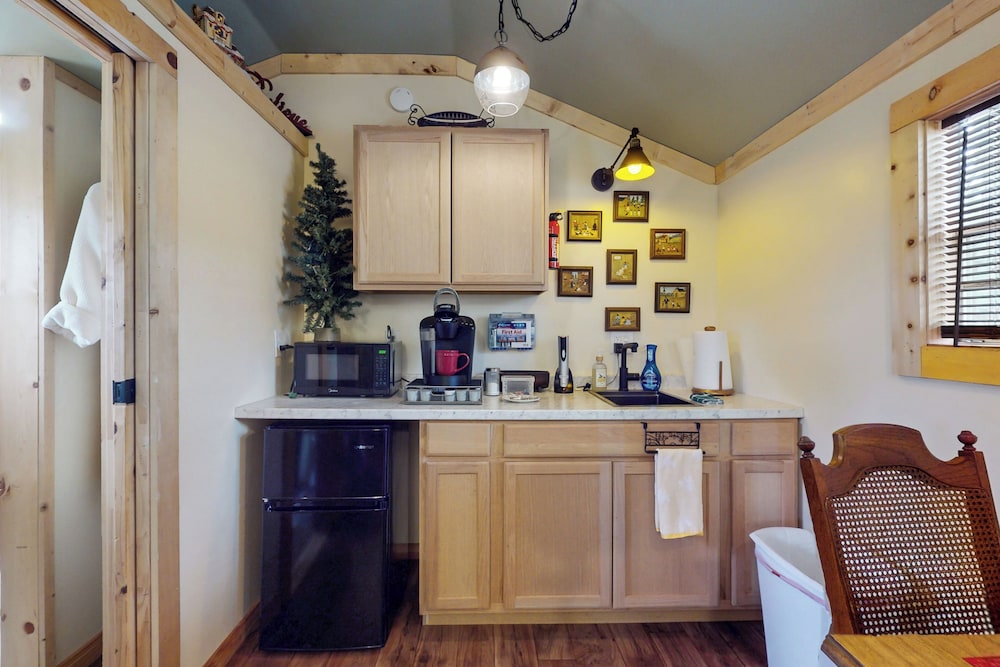 1BR Rustic Cabin w/ Kitchenette, Streaming & Wifi