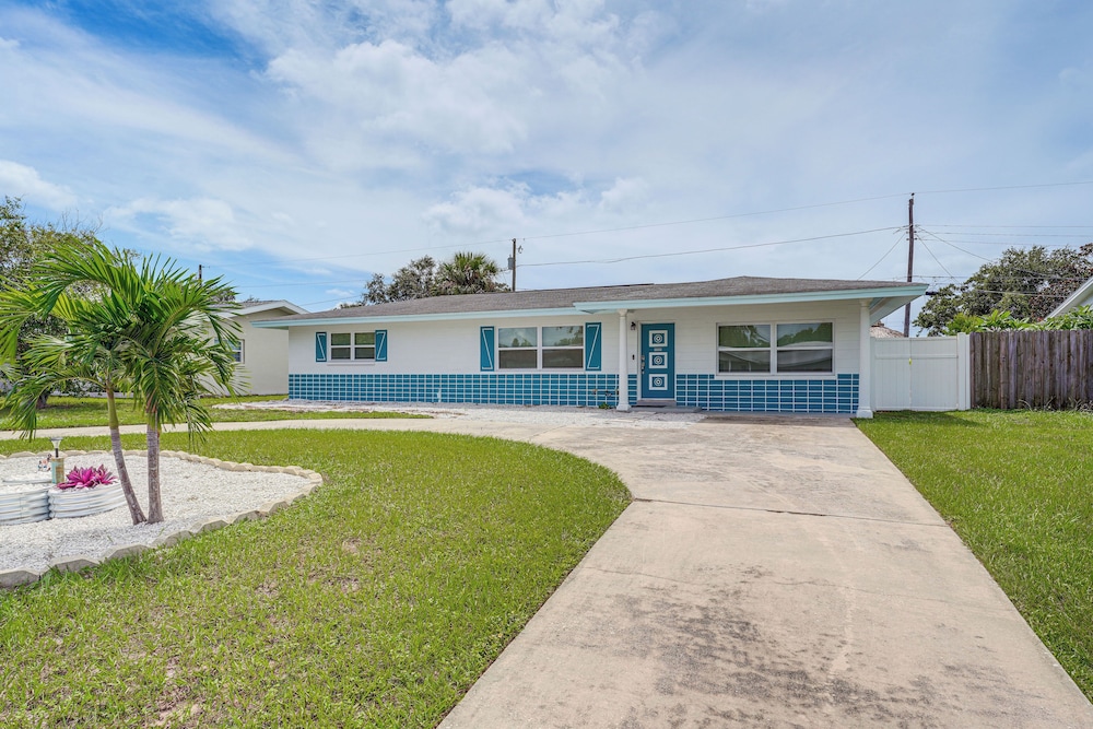 4 Mi to Beach! Furnished Outdoor Oasis in Seminole