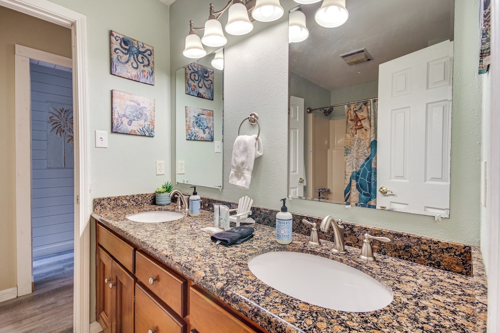 < 1 Mi to Waveland Beach: Spacious Family Home