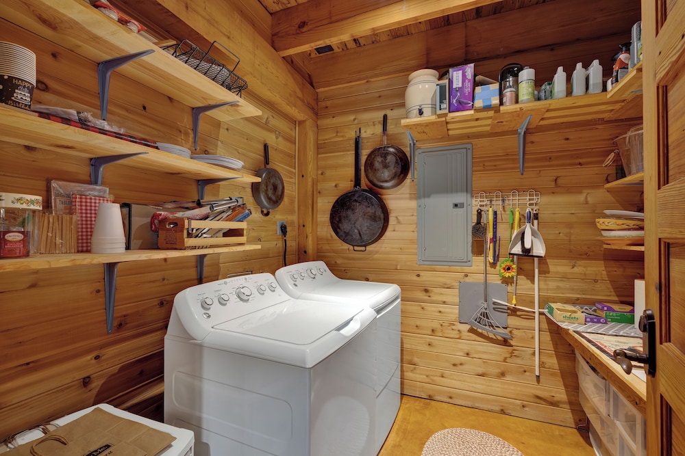 The Willows Retreat - Sleeps 17, Hot-tubs, Close to Main Street!