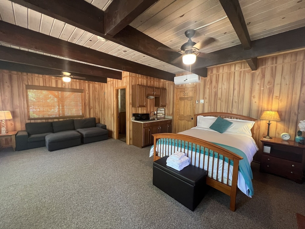 The Cozy Cabin - 2-level Home With Spacious Yard 4 Bedroom Home view 4