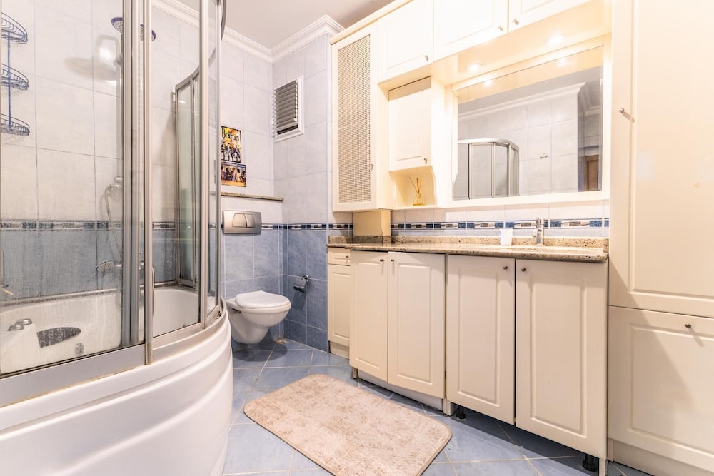 Chic Residence w Balcony 10 min to Hilltown Mall