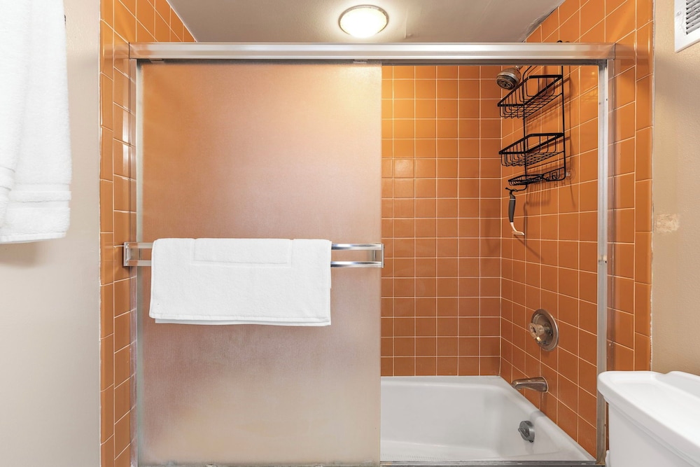 2br, 2BA Condo Across From Magic Sands Pool, AC, Tennis & Bbqs - Vrkcv