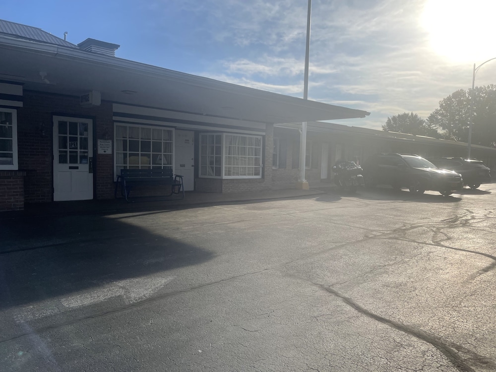 Budget Host Three Crowns Motor Lodge