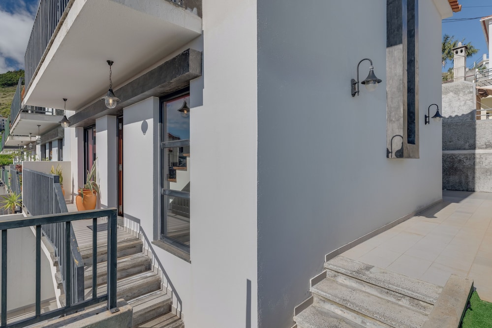Andrade's Villa by HRM