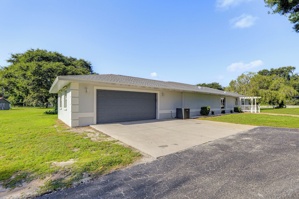 Sunny Sarasota Stay: Screened Pool + Pet Friendly