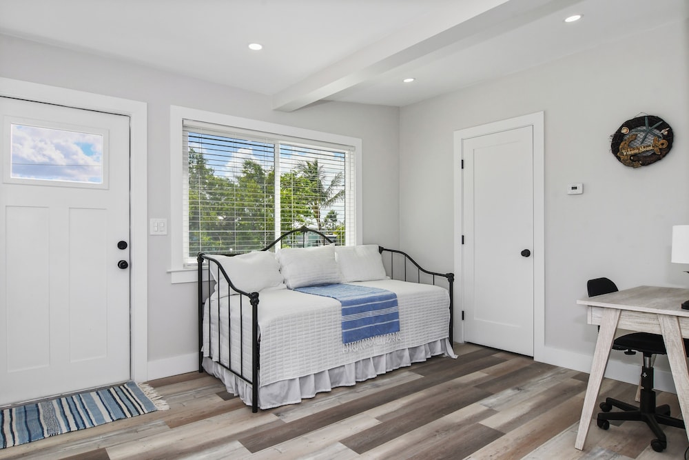 1 Mi to Fort Myers Beach Access! Chic Coastal Home