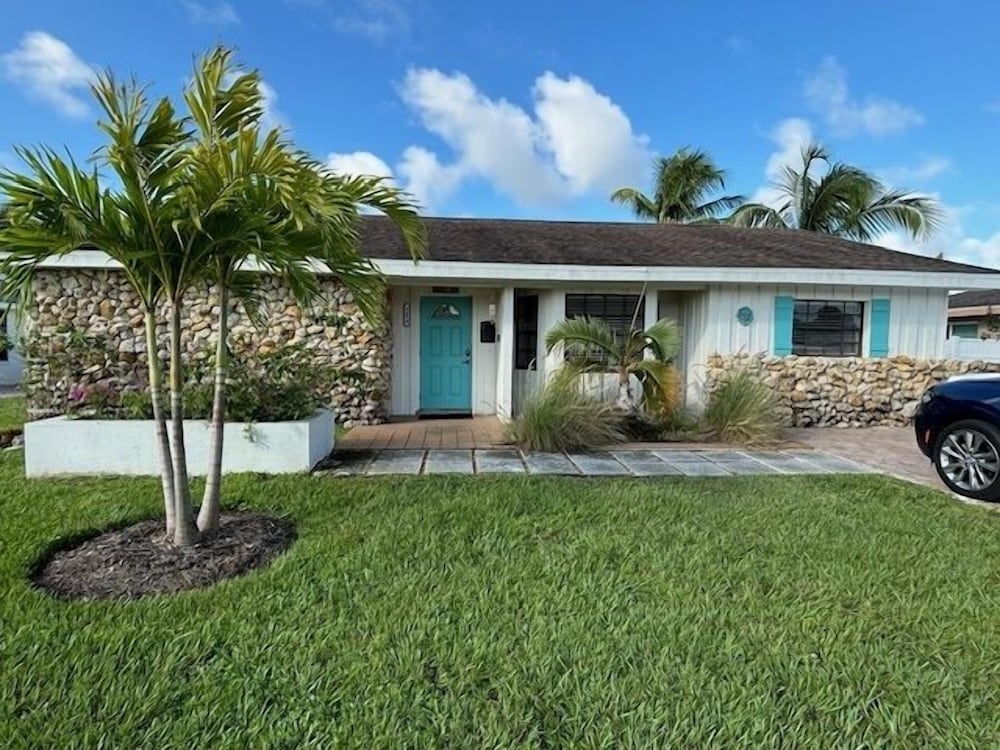 Luxury Pool Dog Friendly Central To Naples And Marco Island By Sky Run Naples 3 Bedroom Home