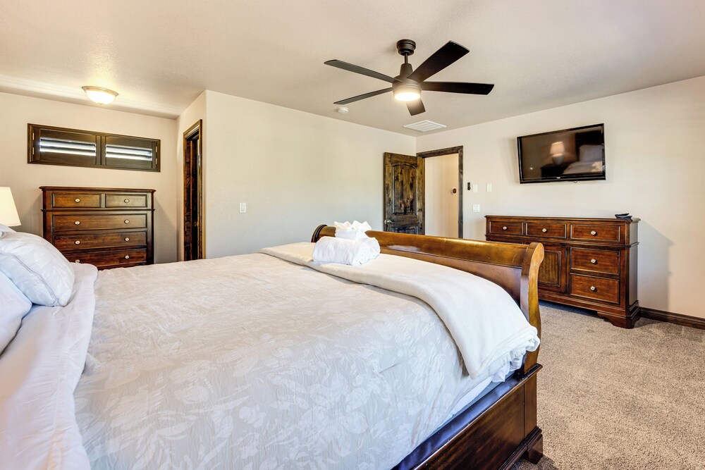 Hot Tub & Games Galore! Colorado Springs Retreat