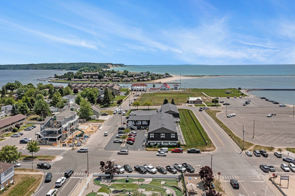 Snyder's Shoreline Inn