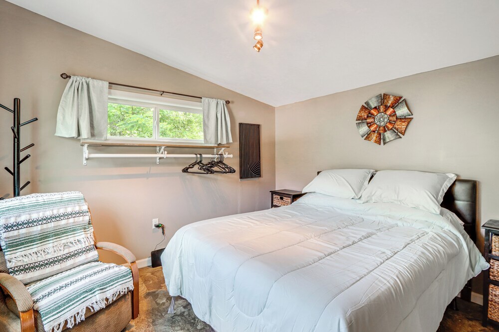 Cozy + Convenient Blairsville Cabin w/ Deck!