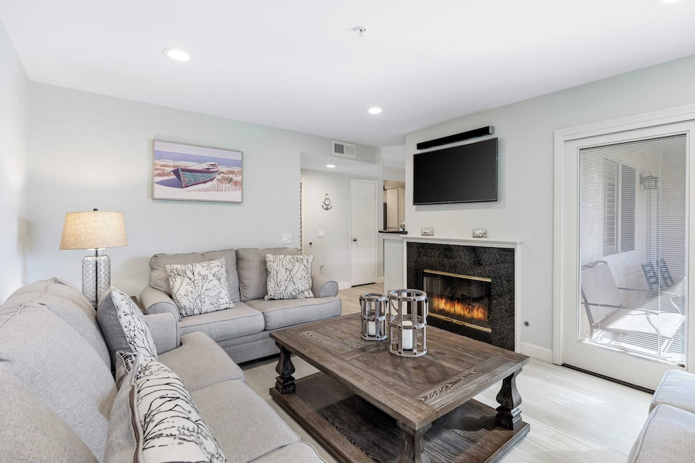 Walk to Beach Pool, Hot Tub, Private Patio, Parking Seabreeze Retreat