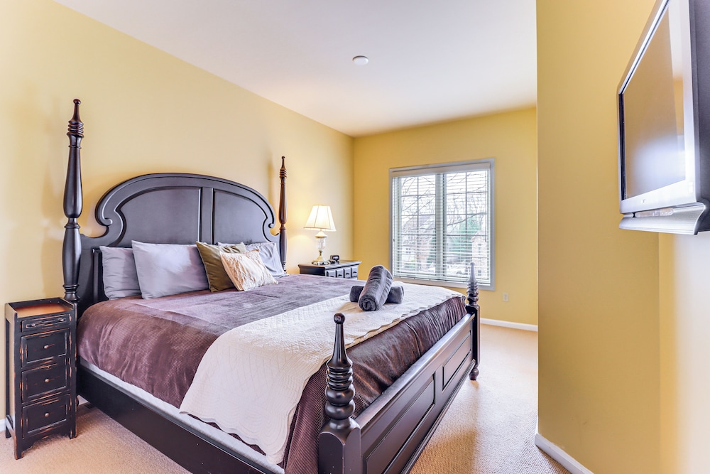 Boulder Lake Access: Townhome w/ Deck!
