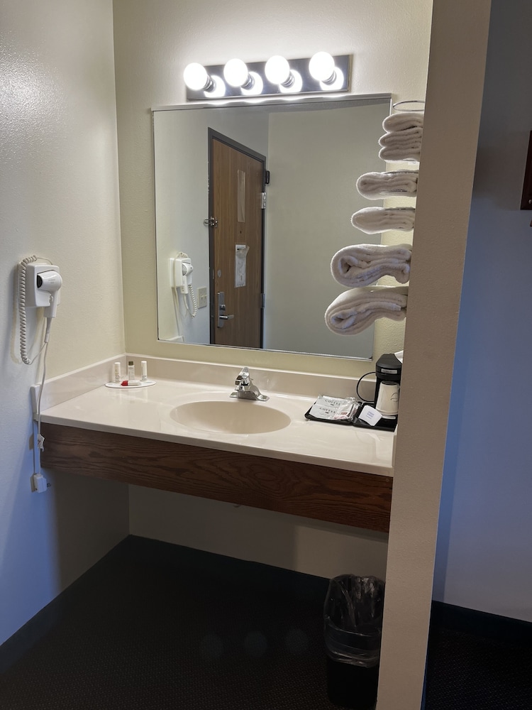 Super 8 by Wyndham Smithville/Kansas City