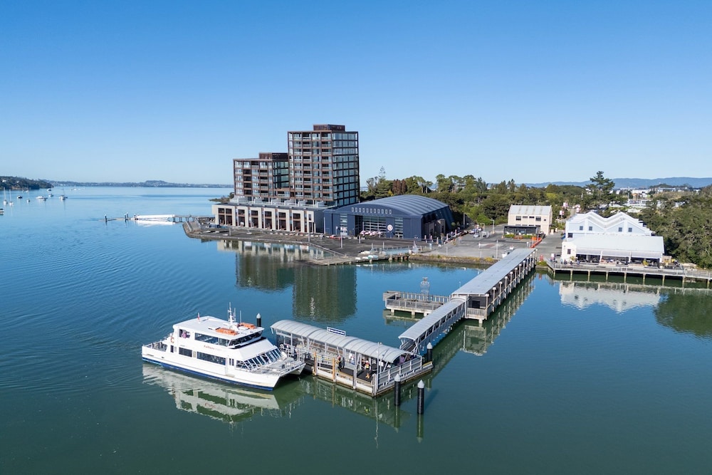 1BR with Balcony Close to Ferry by Zodiak Stays