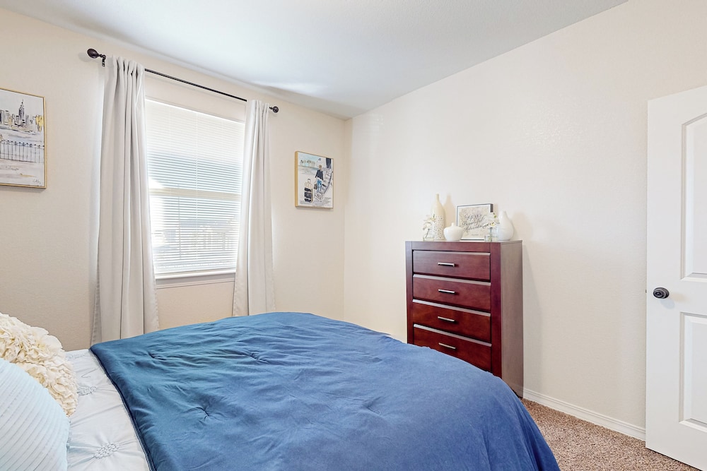 4BR w/ Private Yard, Outdoor Games, Grill, & W & D