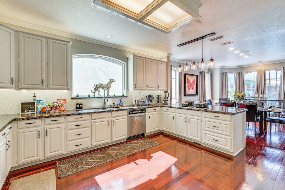 Relax By Pool, Soak in Hot Tub: Plano Home